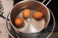 Фото приготовления рецепта: Слоёный салат с огурцами, сыром и яйцами - шаг №2