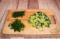 Фото приготовления рецепта: Слоёный салат с огурцами, сыром и яйцами - шаг №3