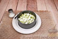 Фото приготовления рецепта: Слоёный салат с огурцами, сыром и яйцами - шаг №6