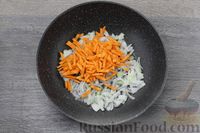 Фото приготовления рецепта: Тушёная капуста с рисом и тушёнкой - шаг №3