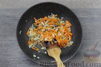 Фото приготовления рецепта: Тушёная капуста с рисом и тушёнкой - шаг №4