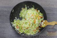 Фото приготовления рецепта: Тушёная капуста с рисом и тушёнкой - шаг №9