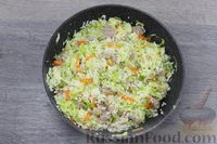 Фото приготовления рецепта: Тушёная капуста с рисом и тушёнкой - шаг №11