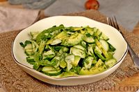 Фото к рецепту: «Зелёный» салат из огурцов с авокадо и зеленью
