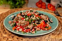 Фото к рецепту: Салат с тунцом, рисом, овощами и маслинами