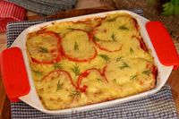 Фото приготовления рецепта: Слоёный салат со шпротами, сыром и гренками - шаг №13
