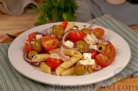 Фото к рецепту: Салат с помидорами, макаронами, фетой и оливками