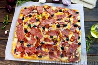 Фото к рецепту: Пышная пицца с ветчиной, фиолетовым луком и маслинами