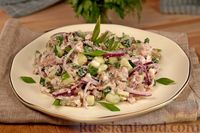 Фото к рецепту: Салат с тунцом, плавленым сыром и огурцами
