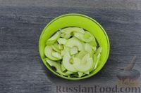 Фото приготовления рецепта: Скумбрия, запечённая с яблоками, лимоном и луком - шаг №5