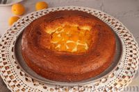 Фото к рецепту: Пирог-вулкан с творожной начинкой и абрикосами