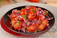 Фото к рецепту: Маринованный салат из помидоров с луком и зеленью