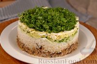 Фото к рецепту: Слоёный салат со шпротами, рисом и огурцами