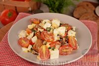 Фото к рецепту: Салат с помидорами, фетой и сухариками