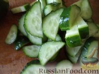 Фото приготовления рецепта: Салат из свежих овощей с брынзой - шаг №2