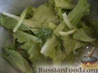 Фото приготовления рецепта: Салат из свежих овощей с брынзой - шаг №7