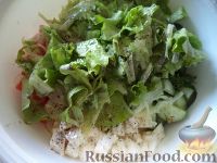 Фото приготовления рецепта: Салат из свежих овощей с брынзой - шаг №10