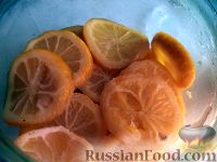 Фото приготовления рецепта: Компот из клубники с лимоном и яблоками - шаг №4