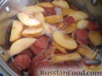 Фото приготовления рецепта: Компот из клубники с лимоном и яблоками - шаг №6