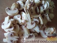Фото приготовления рецепта: Макароны с курицей под сливочным соусом с грибами - шаг №4