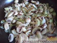 Фото приготовления рецепта: Макароны с курицей под сливочным соусом с грибами - шаг №7