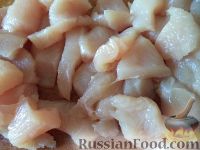 Фото приготовления рецепта: Макароны с курицей под сливочным соусом с грибами - шаг №5