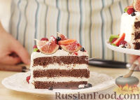 Фото к рецепту: Шоколадный торт с кремом маскарпоне и свежими ягодами