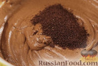Фото приготовления рецепта: Шоколадный торт с кремом маскарпоне и свежими ягодами - шаг №8