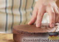 Фото приготовления рецепта: Шоколадный торт с кремом маскарпоне и свежими ягодами - шаг №13