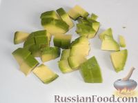 Фото приготовления рецепта: Салат "Праздничный" из креветок и авокадо - шаг №5