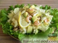 Фото приготовления рецепта: Салат "Праздничный" из креветок и авокадо - шаг №9