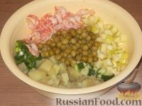 Фото приготовления рецепта: Салат овощной с креветками - шаг №8