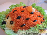 Фото к рецепту: Салат "Ёжик" с курицей, грибами и корейской морковью