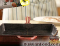 Фото приготовления рецепта: Скумбрия, запечённая с помидорами и луком - шаг №3