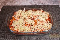 Фото приготовления рецепта: Запеканка из макарон с фаршем, творогом и сыром - шаг №13
