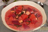 Фото к рецепту: Свекольный суп со сливками и фетой