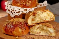 Фото к рецепту: Сдобные булочки с изюмом и ореховой посыпкой