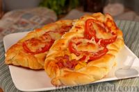 Фото к рецепту: Мини-пиццы "Лодочки" с колбасой, кукурузой, помидорами и сыром