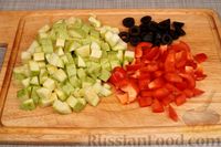 Фото приготовления рецепта: Рагу из рыбы с кабачками, перцем и маслинами, в томатном соусе - шаг №4