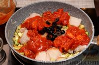 Фото приготовления рецепта: Рагу из рыбы с кабачками, перцем и маслинами, в томатном соусе - шаг №8
