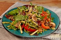 Фото к рецепту: Овощной салат с жареными шампиньонами и пикантной заправкой