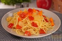 Фото к рецепту: Спагетти с овощами и ананасами