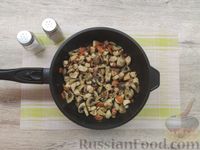 Фото приготовления рецепта: Рис с индейкой, грибами и овощами - шаг №11
