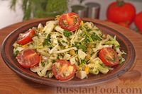Фото к рецепту: Салат из капусты с помидорами, горошком, кукурузой и яйцами