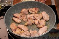 Фото приготовления рецепта: Курица, тушенная с вишней, беконом и вином - шаг №5