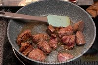 Фото приготовления рецепта: Рагу из говядины с копчёными колбасками, в томатном соусе - шаг №4