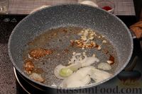 Фото приготовления рецепта: Рагу из говядины с копчёными колбасками, в томатном соусе - шаг №5