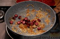 Фото приготовления рецепта: Рагу из говядины с копчёными колбасками, в томатном соусе - шаг №8