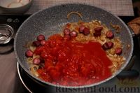 Фото приготовления рецепта: Рагу из говядины с копчёными колбасками, в томатном соусе - шаг №9