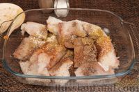 Фото приготовления рецепта: Рыба, запечённая с ананасами, помидорами и сыром - шаг №3